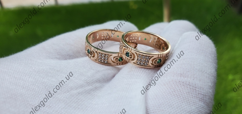 Оригинальные обручальные кольца с зелеными камнями