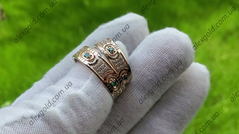 Оригинальные обручальные кольца с зелеными камнями