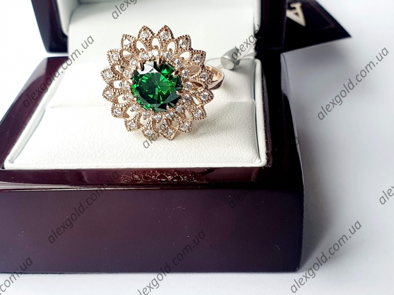 Женское кольцо в виде цветка с крупным камнем