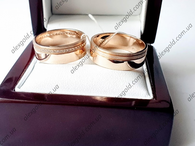 Широкие обручальные кольца с дорожками из камней и матированным золотом