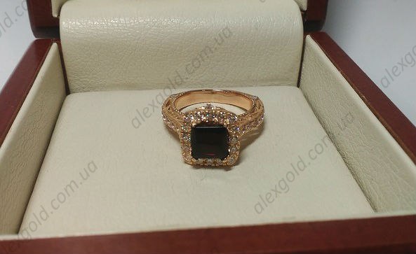 Женское золотое кольцо с крупным камнем гранат