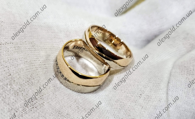 Обручальные кольца волна два вида золота с камнями и гравировкой
