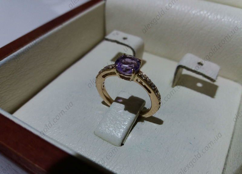 Кольцо для помолвки красивым камнем