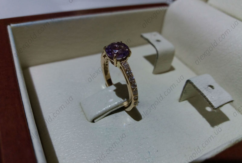 Кольцо для помолвки красивым камнем
