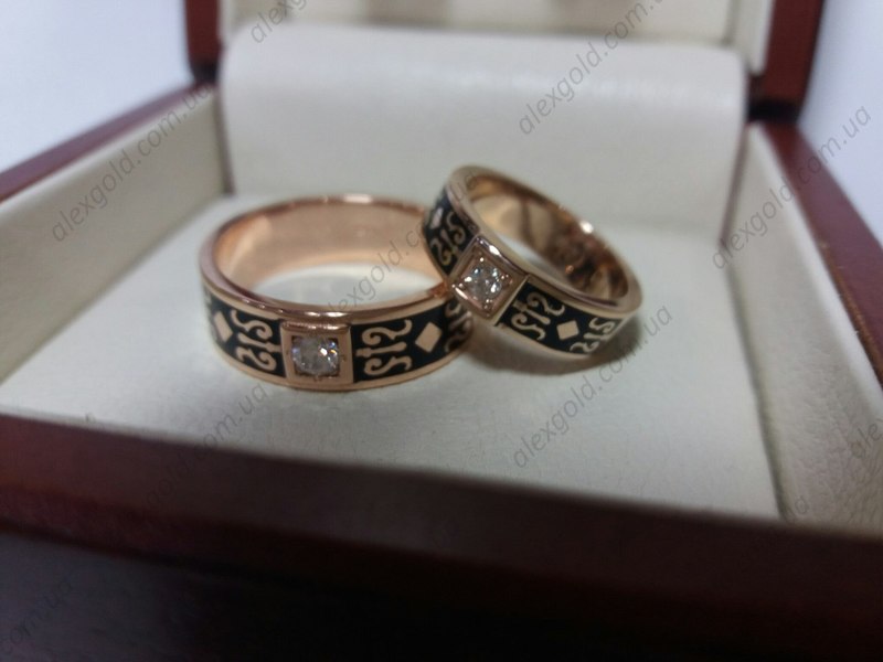 Оригинальные обручальные кольца с эмалью