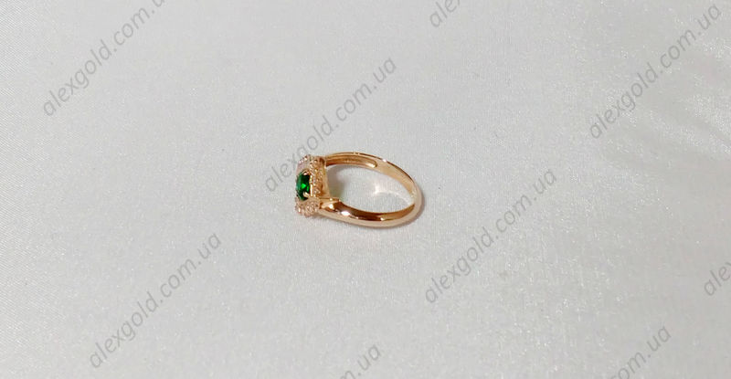 Женское кольцо с зеленым камнем