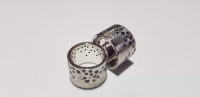 Широкие обручальные кольца с текстурой и камнями