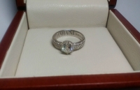 Красивое помолвочное кольцо с россыпью камней