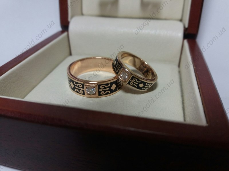 Оригинальные обручальные кольца с эмалью