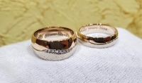 Обручальные кольца волна два вида золота с камнями и гравировкой