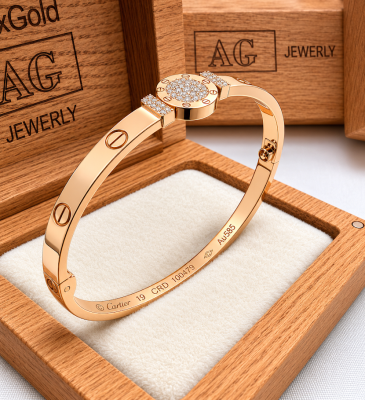Золотий браслет у стилі Cartier Love з центральною вставкою та камінням