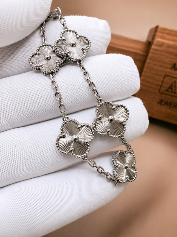 Золотий браслет у стилі Van Cleef