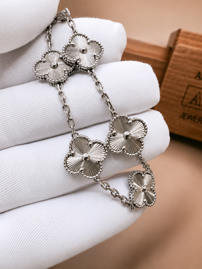 Золотий браслет у стилі Van Cleef