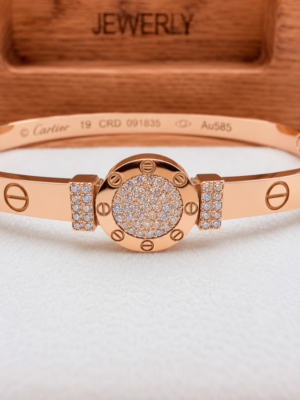 Золотий браслет у стилі Cartier Love з центральною вставкою та камінням