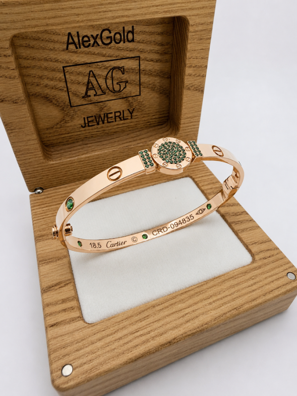 Золотий браслет у стилі Cartier Love з центральною вставкою та камінням