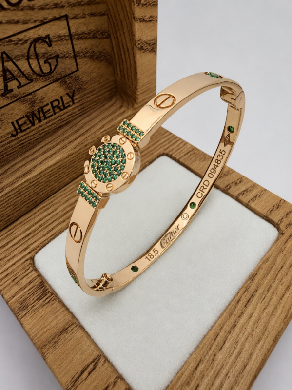 Золотий браслет у стилі Cartier Love з центральною вставкою та камінням