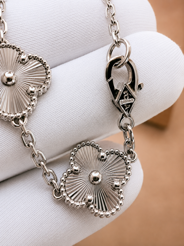 Золотий браслет у стилі Van Cleef