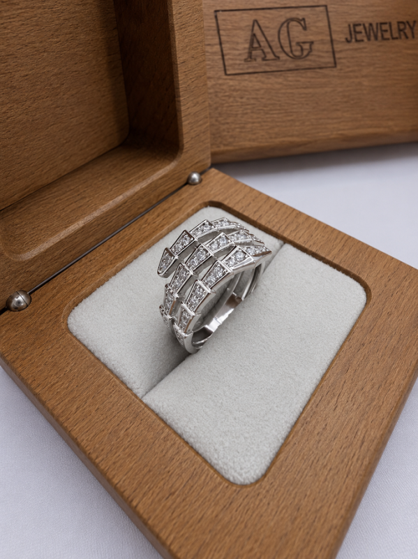 Золоте кільце Bulgari змія Serpenti із білого золота