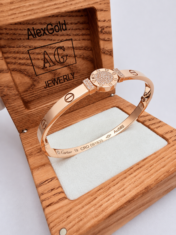 Золотий браслет у стилі Cartier Love з центральною вставкою та камінням