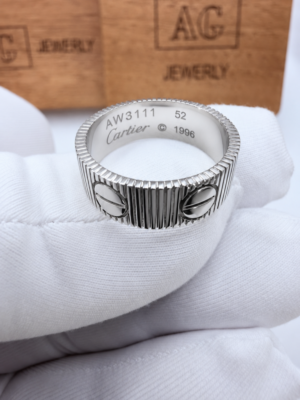 Золота каблучка у стилі Cartier з рельєфним дизайном