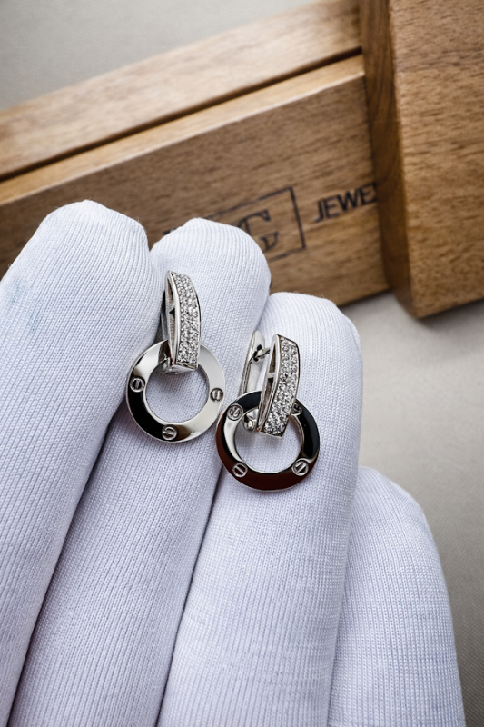 Сережки в стилі Cartier з підвісами