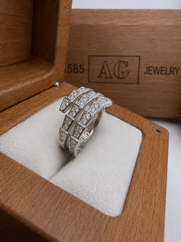 Золоте кільце Bulgari змія Serpenti із білого золота