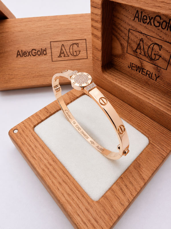 Золотий браслет у стилі Cartier Love з центральною вставкою та камінням