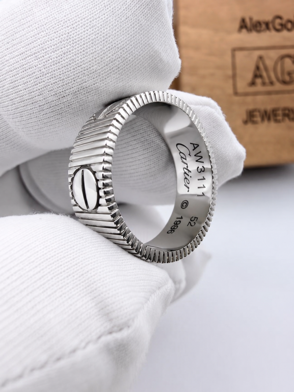Золота каблучка у стилі Cartier з рельєфним дизайном